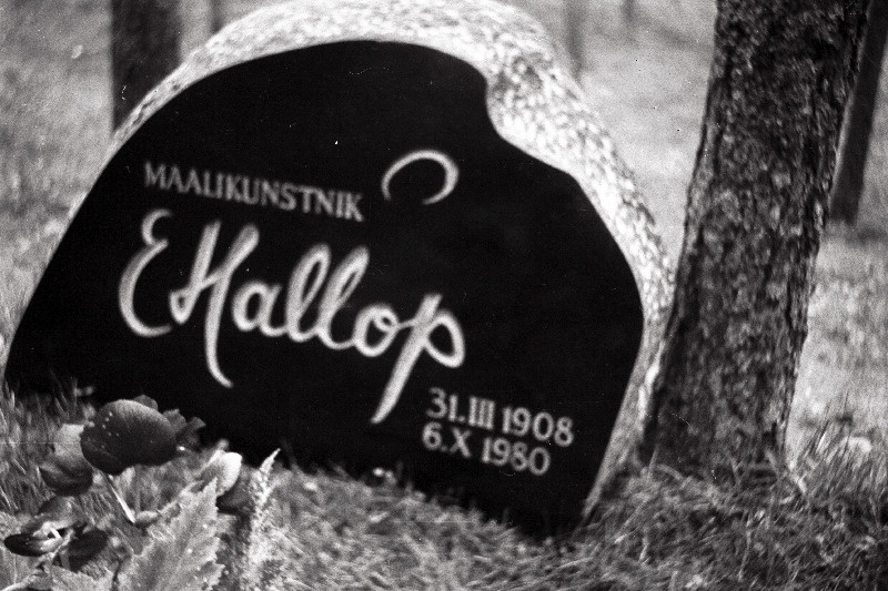 Maalikunstnik Enst Hallopi hauakivi Metsakalmistul.