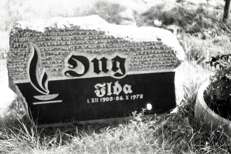 Pedagoogi ja lastekirjaniku Ilda Ongi (Hilda Tõnnov) hauakivi Pärnamäe kalmistul.