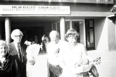 Skulptor Juhan Raudsepp (2.) H. Kullese, Ilmar Ojalo, J. Raudsepa ja Alise Stein Anvelti ühisnäituse avamisel Kunstinäituse ees.  similar photo