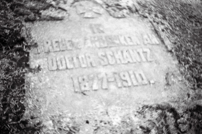 Rändrahn saksakeelse raidkirjaga: Truuks mälestuseks doktor Schantzist 1877-1910.