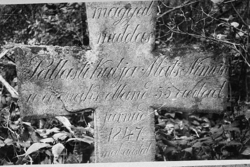 Pallasti kupja Mats Nimani paekivist hauarist Harju-Madise vanal kalmistul.