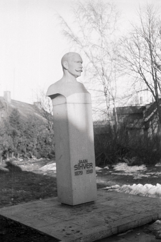 Revolutsioonilise liikumise tegelase Jaan Sihveri monument .