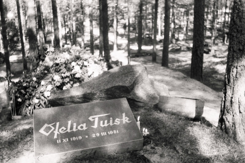 Muusikateadlase Ofelia Tuisu (Tuisk) hauakivi Metsakalmistul.