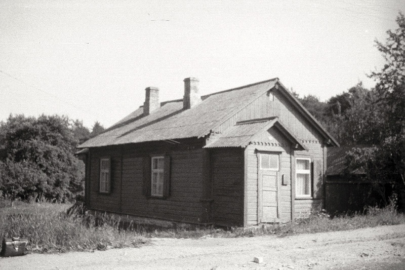 Metsavahimaja Järvel Pärnu mnt 143.