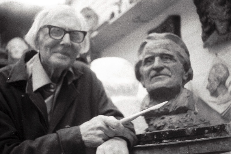 Skulptor Juhan Raudsepp oma ateljees töötamas.