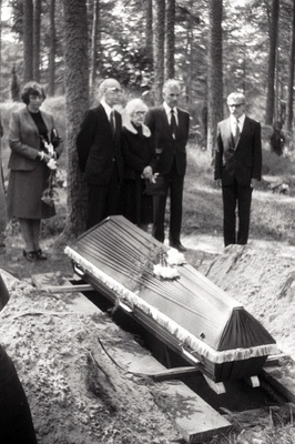Diplomaadi ja tõlkija Georg Meri matus Metsakalmistul; vasakult 2. poeg kirjanik Lennart Meri.  similar photo
