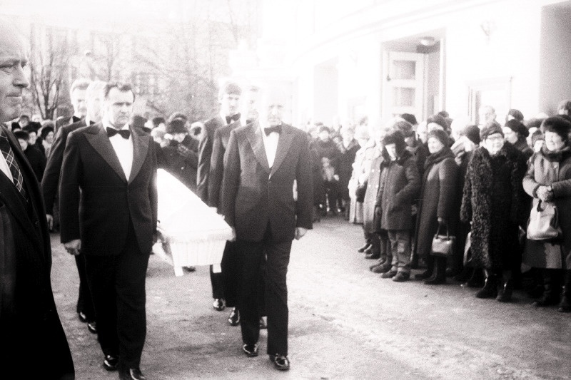 Endise RAT Estonia ooperi- ja operetisolisti Meta Kodanipork'i matuserongkäik Estonia ees.