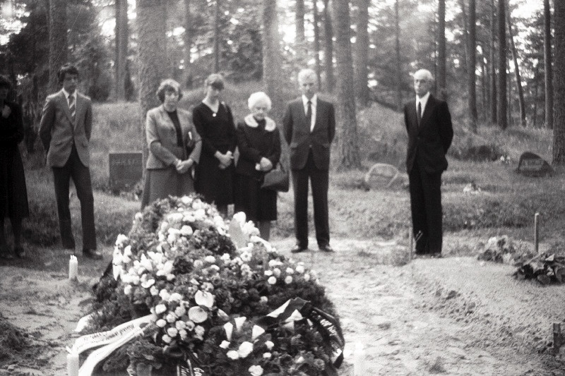 Diplomaadi ja tõlkija Georg Meri matus Metsakalmistul; paremalt 1. poeg kirjanik Lennart Meri.