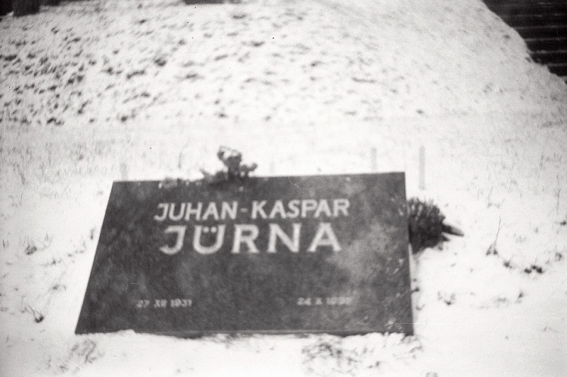 Nõukogude partei- ja riigitegelase endise kultuuriministri Juhan-Kaspar Jürna hauakivi  Metsakalmistul.