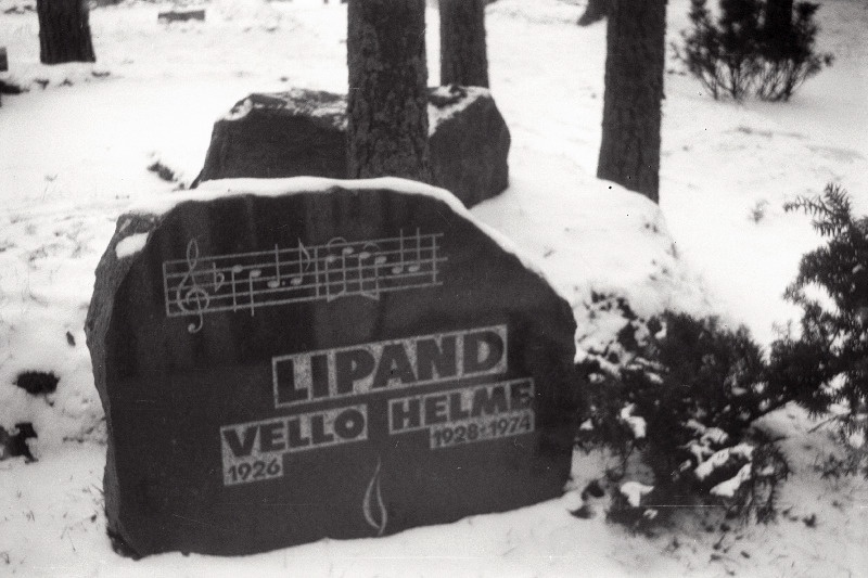 Helilooja Vello Lipandi hauakivi (suri 18.08.2000) Metsakalmistul.