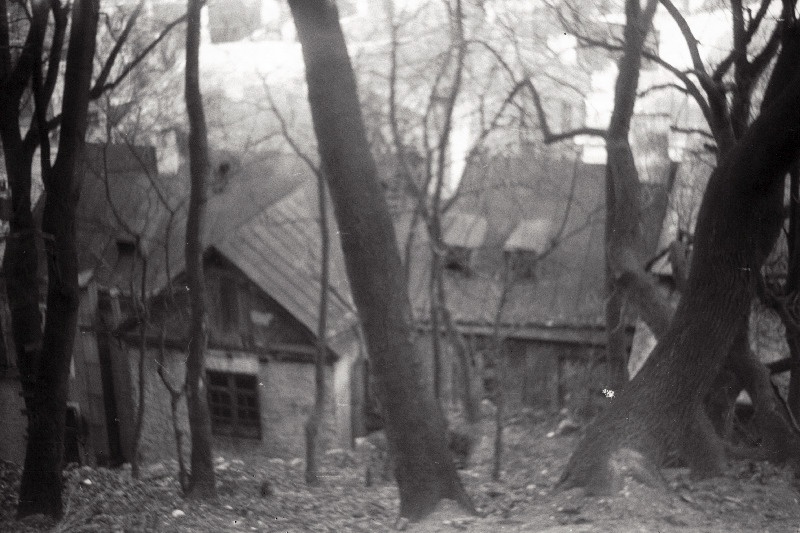 Vaade Toompea nõlvalt majale Vaksali t 7, kus on elanud kirjanik Eduard Vilde.