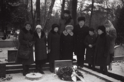 Teatri- ja maalikunstnik Eduard Polandi 100. sünniaastapäeval Rahumäe kalmistul (paremalt 1. näitleja Ines Aru, 3. poeg).  similar photo