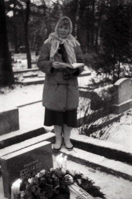 Näitleja Ines Aru kõnelemas teatri- ja maalikunstnik Eduard Polandi 100. sünniaastapäeval Rahumäe kalmistul.  similar photo