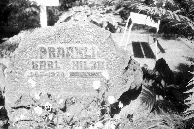 Pedagoogi ja haridustegelase Karl Praakli hauakivi Maarja kalmistul.