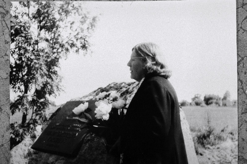 Kooli- ja kirjamehe Bengt Gottfried Forseliuse mälestuskivi avamisel Harju-Madisel kõneleb Harju-Madise kirikuõpetaja Juta Siirak.