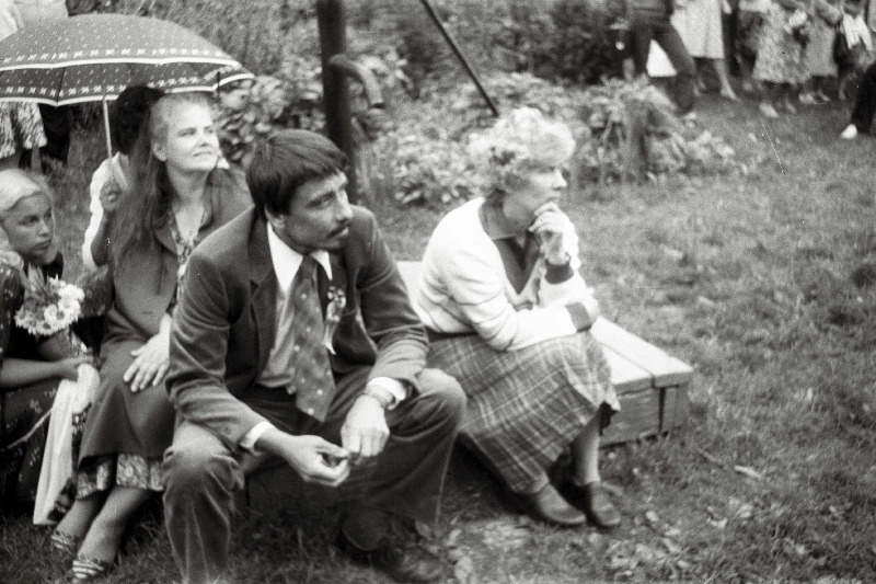 Kirjanikud Viiu Härm ja Paul-Eerik Rummo kirjanik Paul Rummo 75. sünniaastapäeva tähistamine Kehtnas kirjaniku sünnimaja juures.