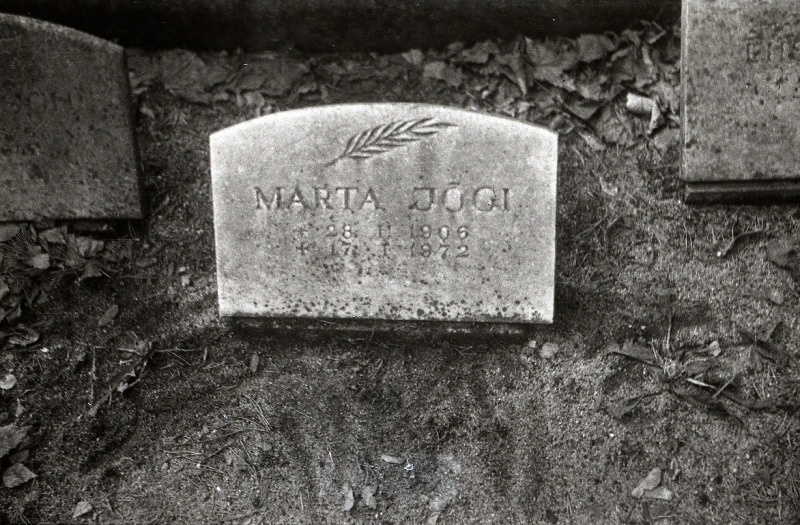 Pedagoogi ja kodu-uurija Marta Jõgi hauakivi Rahumäe kalmistul.