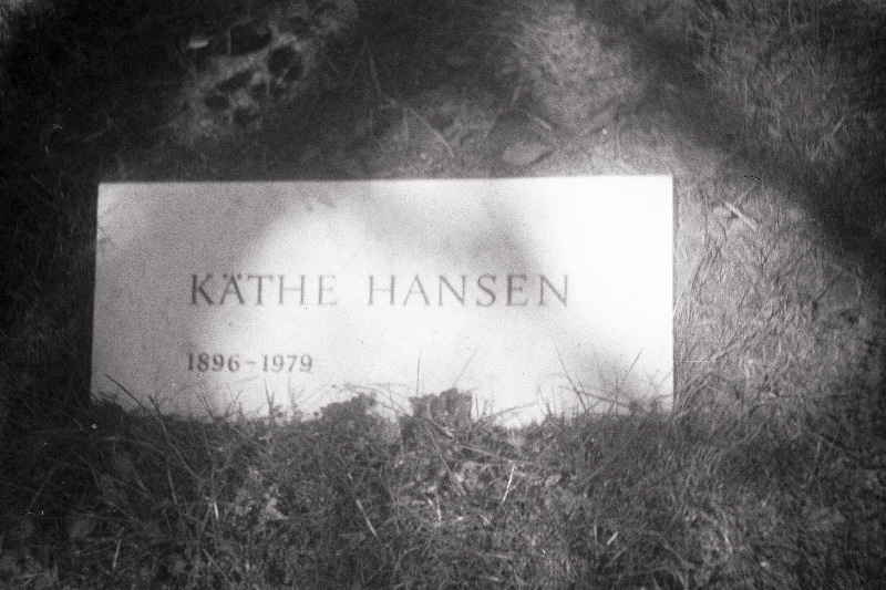 Kirjanik Anton Hansen Tammsaare abikaasa Käthe Hanseni hauakivi Metsakalmistul.