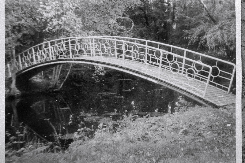 Jalakäijate sild Kalvi pargis.