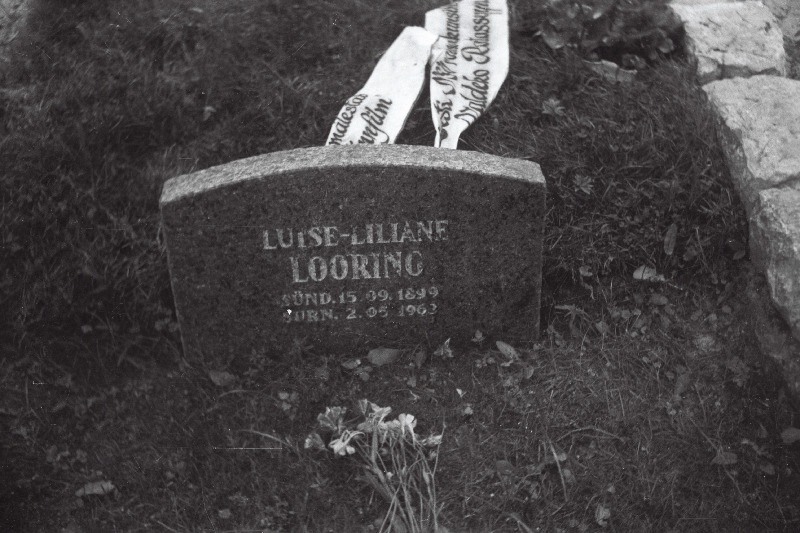 Baleriini ja tantsupedagoogi Lilian (Luise Liliane) Looringu hauakivi Metsakalmistul.