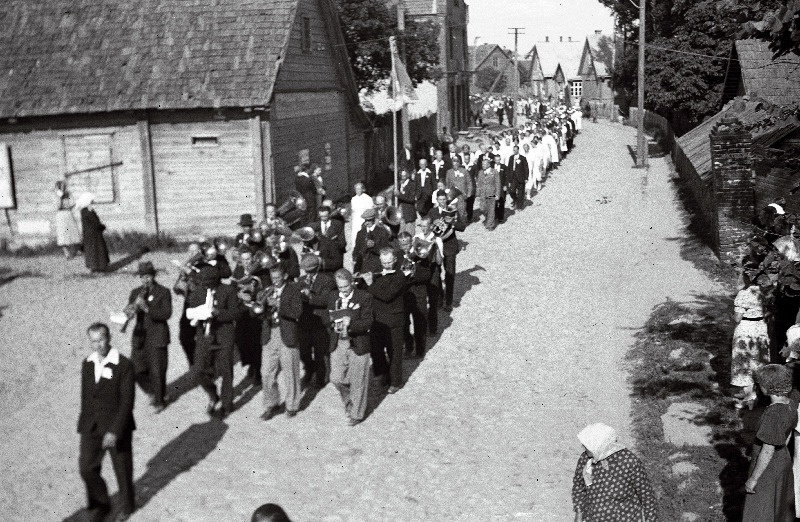 Suure-Jaani haridusseltsi Ilmatar 50. tegevusaasta tähistamisest osavõtjate rongkäik.