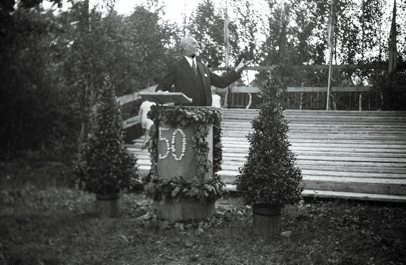 Suure-Jaani haridusseltsi Ilmatar 50. juubeli pidustusel rahvamaja aias esineb peokõnega riigitegelane professor Jaan Tõnisson.