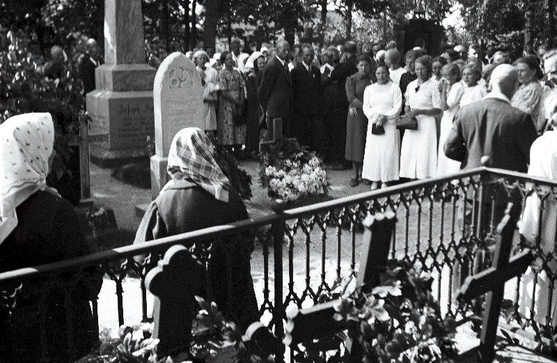 Suure-Jaani haridusseltsi Ilmatar 50. juubeli pidustustest osavõtjad seltsi kauaaegse esimehe ja koorijuhi Hans Kapi haual Suure-Jaani kalmistul.