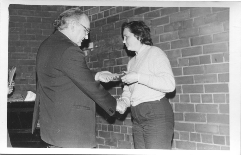 Pirita Lillekasvatuse Näidissovhoosi direktor Leo Tedremäe andmas üle autasu Piret Laanistele