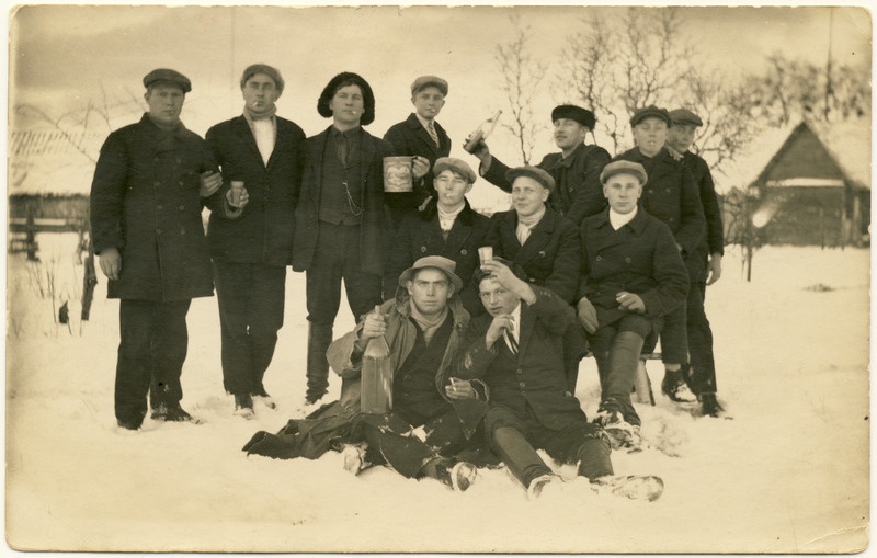 Grupifoto, Kaberneeme küla mehed talvisel ajal õues tšetvertnoiga ja õllekannuga ca 1920.a.