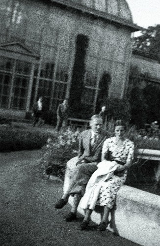 Georg von Krusenstiern abikaasaga botaanikaaias Viinis(?)