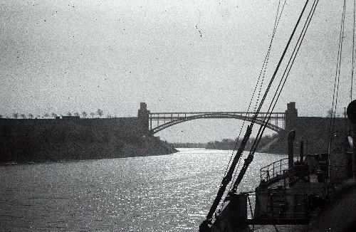 Vaade jõelaevalt sillale.