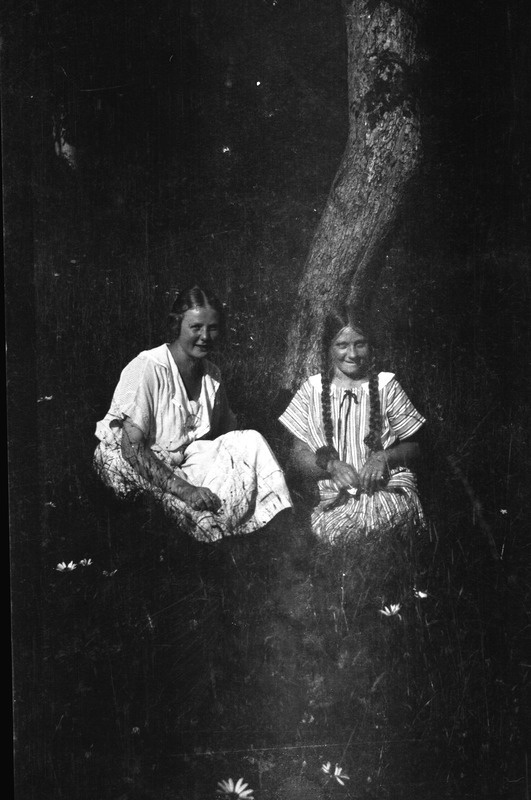 Kaks noort naist metsas.