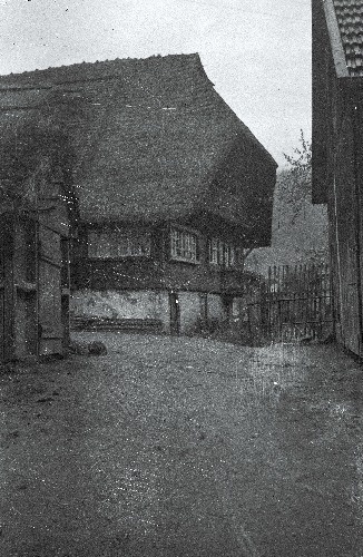 Mitmed suured saksapärased taluhooned kivikatustega.