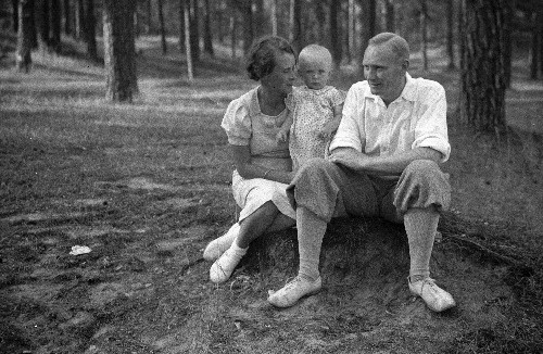 Georg von Krusenstiern naise ja lapsega metsas