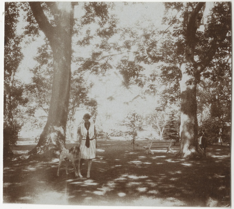 Naine koeraga pargis