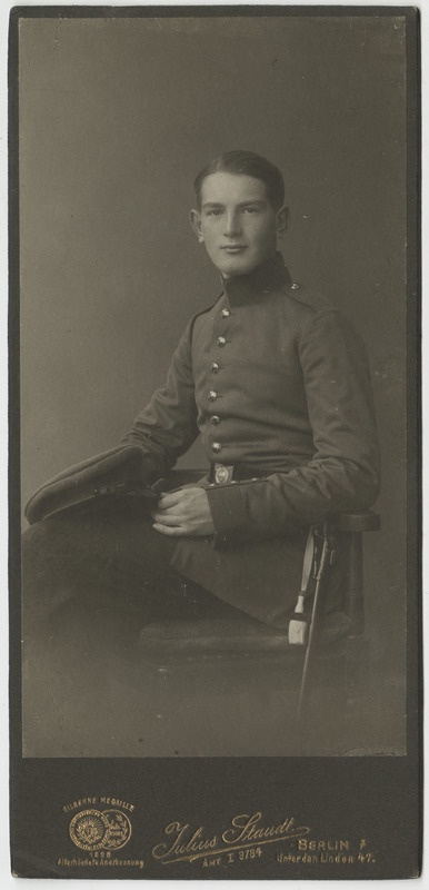 Noor mees, poolfiguurportree