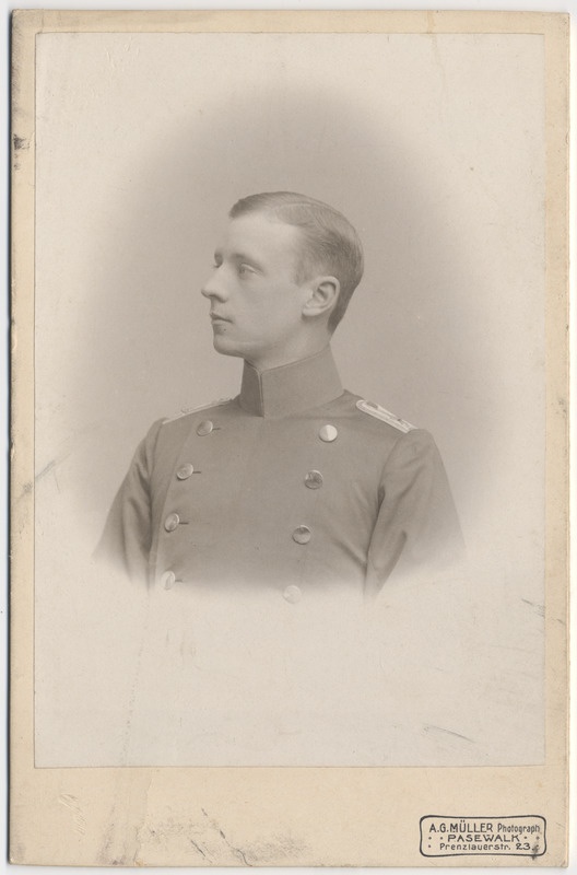 Leitnant Karl Magnus von Lilienfeld, rindportree profiilis vasakule
