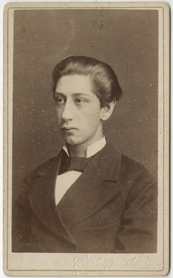 Alexander von Tritthof, rindportree  duplicate photo