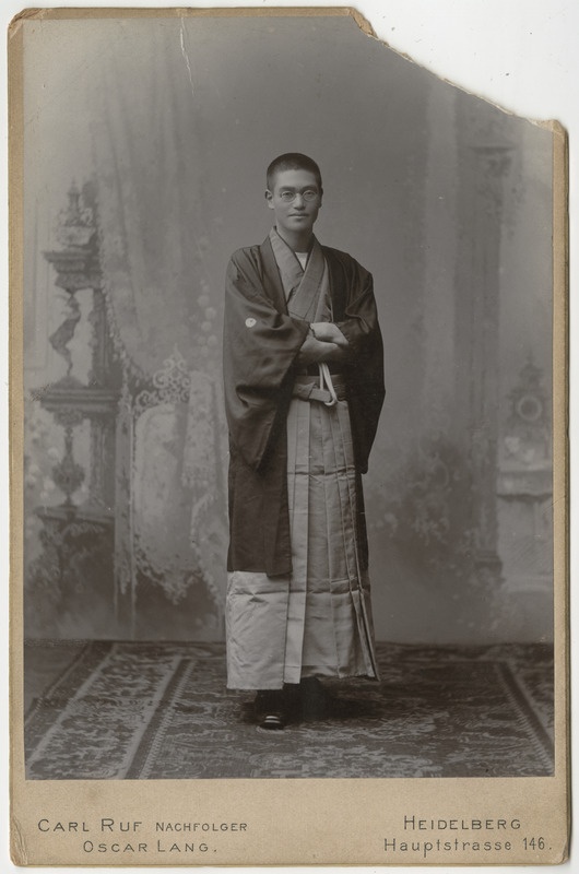 Dr. S. Nakamura, täisfiguurportree