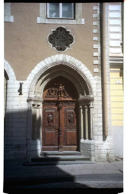 Puitnikerdistega välisuks Tallinna vanalinnas Suur-Karja tänaval