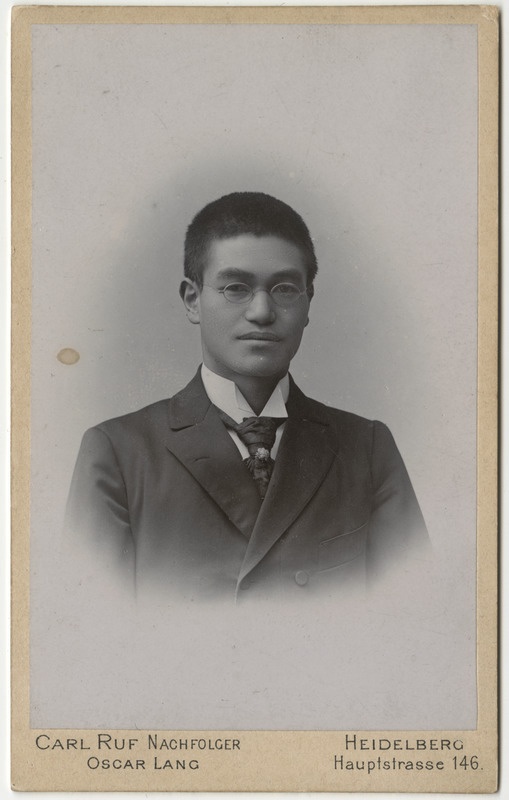 Dr. S. Nakamura. Portreefoto