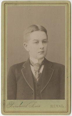 Noormees, rindportree  duplicate photo