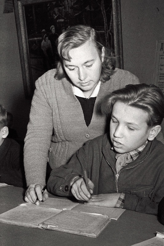 Tallinna 17. Keskkooli pikapäevarühma õpetaja Elga Kommel abistab õpilast Kalju Lillemäed koduste ülesannete tegemisel.