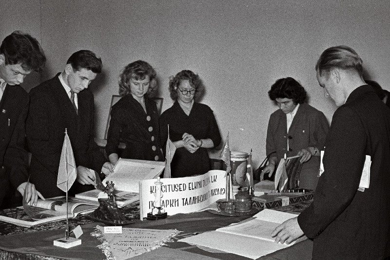 Tallinna Linna XI komsomolikonverentsi delegaadid tutvumas väljapandud kingitustega.