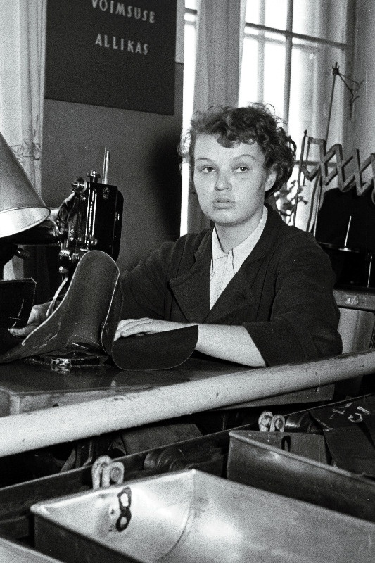 Tartu Naha- ja Jalatsikombinaadi tööline Veera Tominen.