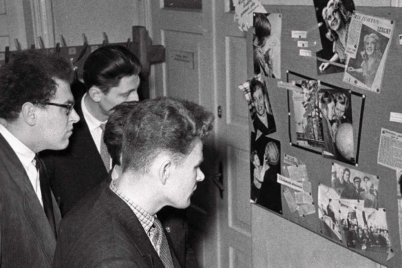 Noored reporterid ajalehe Noorte Hääl toimetusega tutvumas.