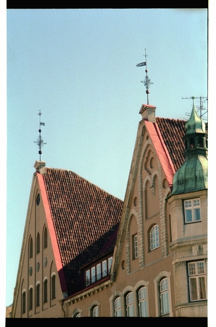 Tallinna vanalinnas Vana turu tänaval asuvate hoonete tuulelippudega katuseviilud