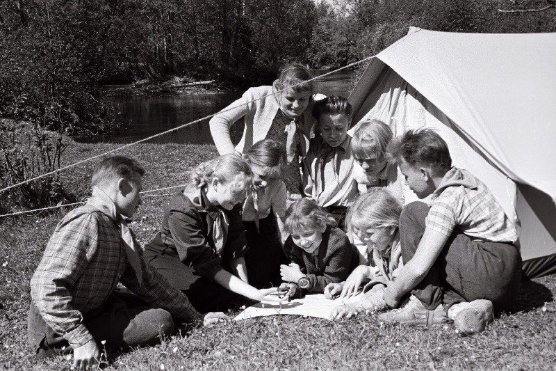 Loksa Keskkooli pioneerimaleva telklaagri 3. rühma pioneerid matka alustamas.