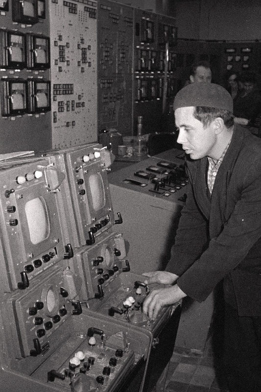 Balti Soojuselektrijaama katlatsehhi vahetusülem Kalju Kaljukivi jälgib televiisori abil veepinda trumlis.