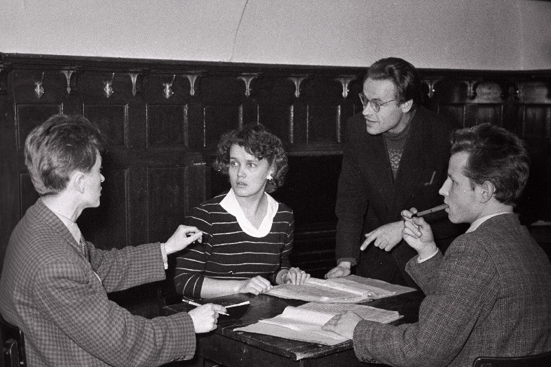 J. Geraskina näidend Tee ellu J. Tombi nimelise Isetegevusliku Teatri esituses. Vasakult: Ljonja - Toomas Kalmet, Paola - Viive Aamissepp, Sergei - Ago Kivi ja Vanja - Teet Kallas.
